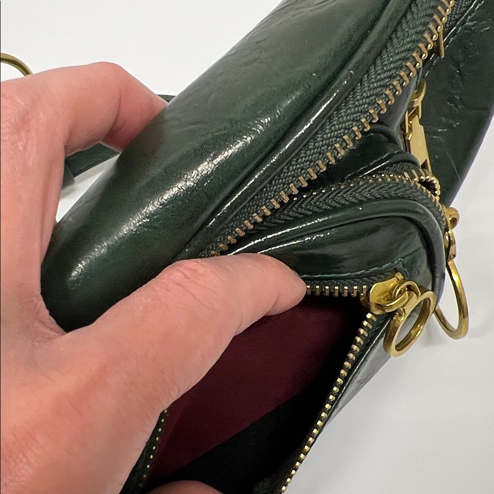 🔥Y2K Green PU Leather Crossbody Belt Bag | Gold Hardware Vintage-Inspired - Picture 4 of 6
